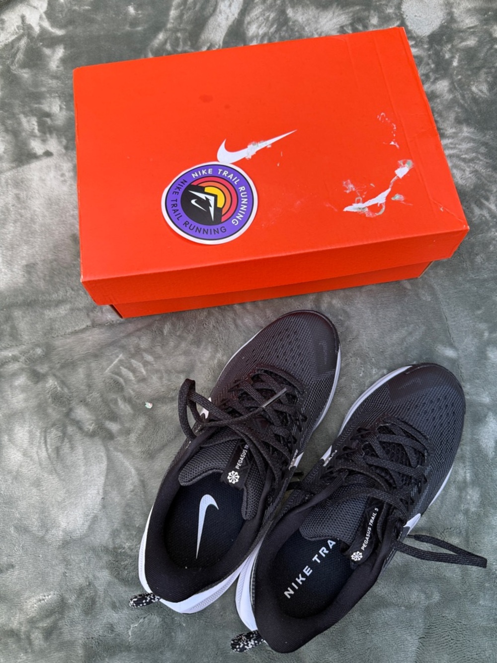 Nike Black and White Trail Running Sneakers - Picture 6 of 8